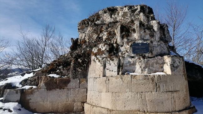 Стена и башеня в Табасаране Стена и башеня в Табасаране