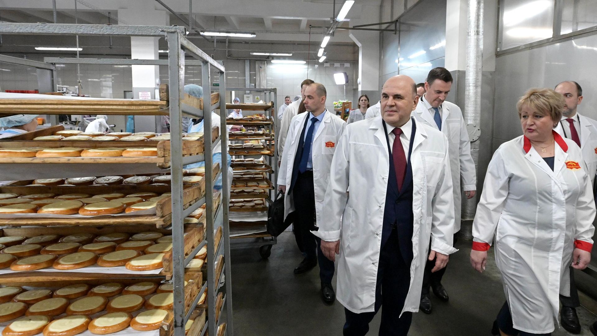 Премьер-министр РФ Михаил Мишустин во время посещения кондитерско-булочного комбината Черемушки в Москве. 7 марта 2023 Премьер-министр РФ Михаил Мишустин во время посещения кондитерско-булочного комбината Черемушки в Москве. 7 марта 2023 - РИА Новости, 1920, 07.03.2023