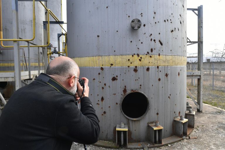Журналист фотографирует повреждения от обстрелов на территории Запорожской АЭС в Энергодаре Журналист фотографирует повреждения от обстрелов на территории Запорожской АЭС в Энергодаре