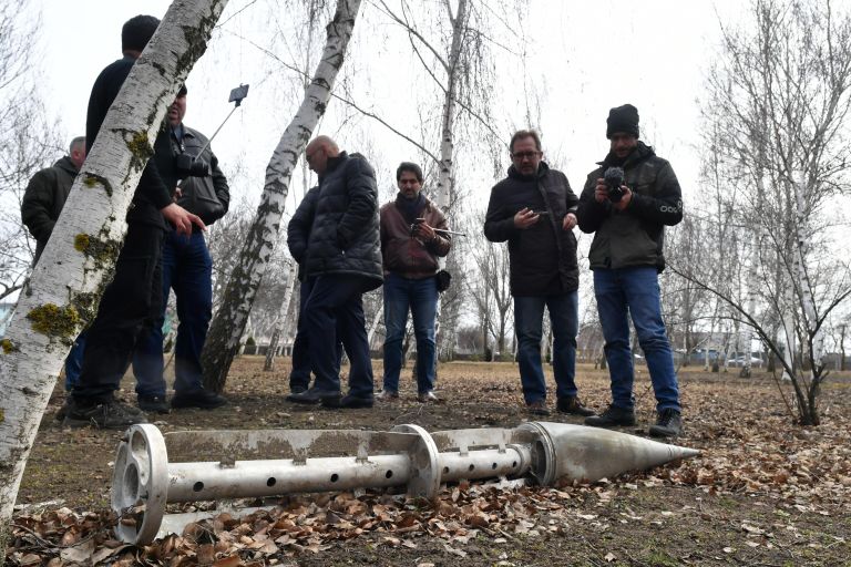 Журналисты изучают снаряд на территории Запорожской АЭС в Энергодаре Журналисты изучают снаряд на территории Запорожской АЭС в Энергодаре