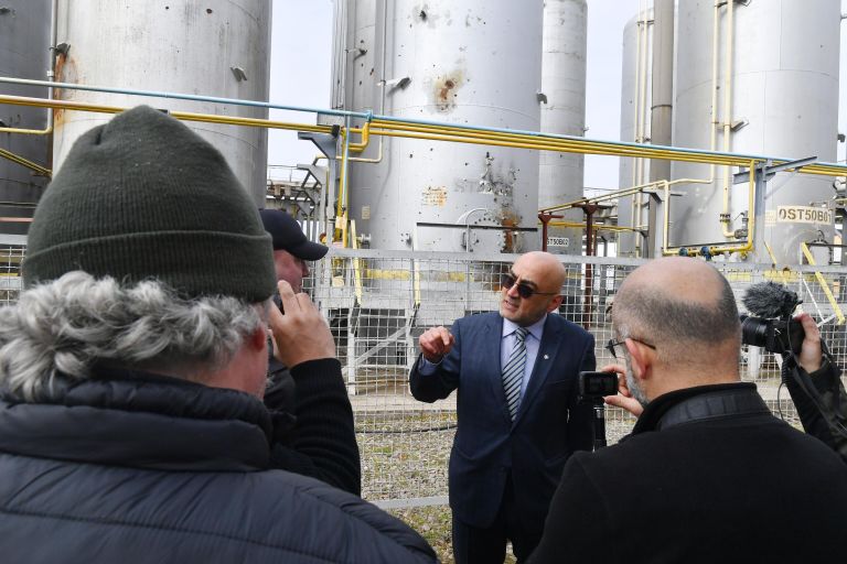Советник генерального директора концерна Росэнергоатом Ренат Карчаа общается с журналистами на территории Запорожской АЭС в Энергодаре Советник генерального директора концерна Росэнергоатом Ренат Карчаа общается с журналистами на территории Запорожской АЭС в Энергодаре