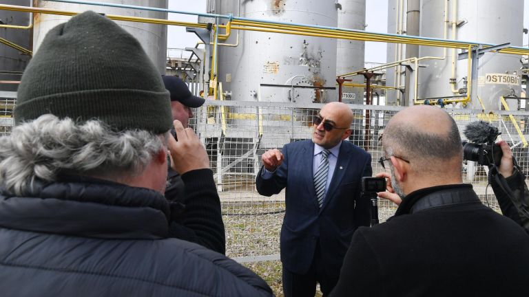 Советник генерального директора концерна Росэнергоатом Ренат Карчаа общается с журналистами на территории Запорожской АЭС в Энергодаре