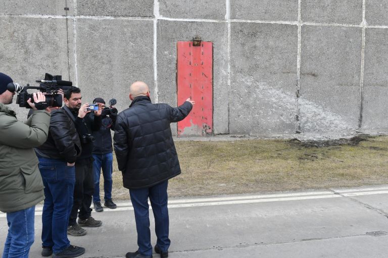 Советник генерального директора концерна Росэнергоатом Ренат Карчаа показывает журналистам повреждения от обстрелов на территории Запорожской АЭС в Энергодаре Советник генерального директора концерна Росэнергоатом Ренат Карчаа показывает журналистам повреждения от обстрелов на территории Запорожской АЭС в Энергодаре