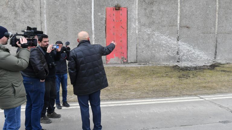 Советник генерального директора концерна Росэнергоатом Ренат Карчаа показывает журналистам повреждения от обстрелов на территории Запорожской АЭС в Энергодаре