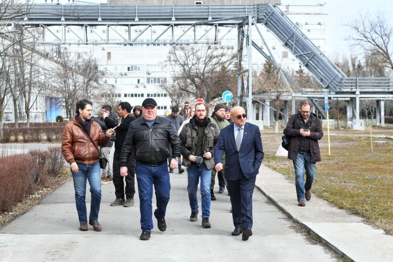 Советник генерального директора концерна Росэнергоатом Ренат Карчаа с журналистами на территории Запорожской АЭС в Энергодаре Советник генерального директора концерна Росэнергоатом Ренат Карчаа с журналистами на территории Запорожской АЭС в Энергодаре