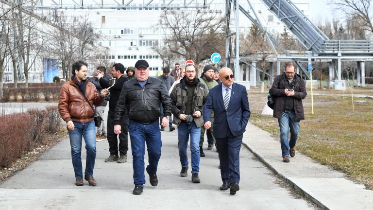 Советник генерального директора концерна Росэнергоатом Ренат Карчаа с журналистами на территории Запорожской АЭС в Энергодаре