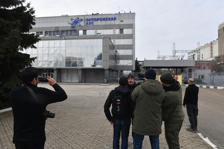 Журналисты на территории Запорожской АЭС в Энергодаре Журналисты на территории Запорожской АЭС в Энергодаре