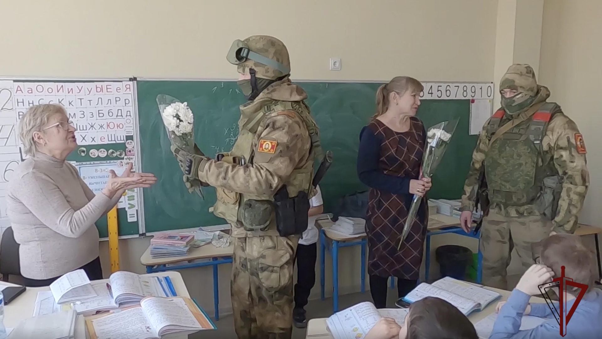 Военнослужащие Росгвардии поздравили женщин, работающих в школе и районной больнице Мариуполя, с наступающим Международным женским днем Военнослужащие Росгвардии поздравили женщин, работающих в школе и районной больнице Мариуполя, с наступающим Международным женским днем - РИА Новости, 1920, 07.03.2023