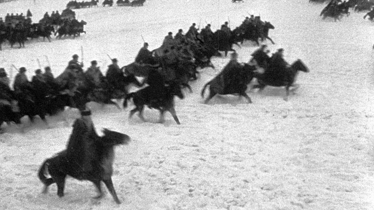 Кадр из документального фильма Разгром немецких войск под Москвой. Контрнаступление Красной армии под Москвой. Советские кавалеристы 1-го гвардейского кавалерийского корпуса генерал-майора Павла Белова из состава Западного фронта идут в атаку