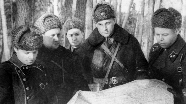 Кадр из документального фильма Разгром немецких войск под Москвой. Командующий 16-ой армией Западного фронта, генерал-лейтенант К. К. Рокоссовский под Истрой. Октябрь 1941 — январь 1942 гг