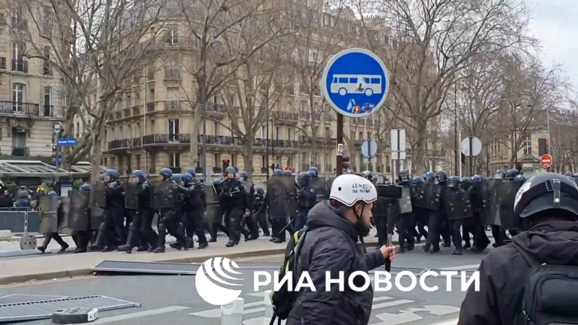 Беспорядки на манифестации против пенсионной реформы в Париже Беспорядки на манифестации против пенсионной реформы в Париже - РИА Новости, 1920, 07.03.2023
