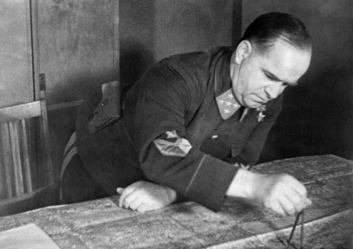 Кадр из документального фильма Разгром немецких войск под Москвой. Октябрь 1941 — январь 1942 гг. Командующий войсками Западного фронта, генерал армии Г. К. Жуков Кадр из документального фильма Разгром немецких войск под Москвой. Октябрь 1941 — январь 1942 гг. Командующий войсками Западного фронта, генерал армии Г. К. Жуков