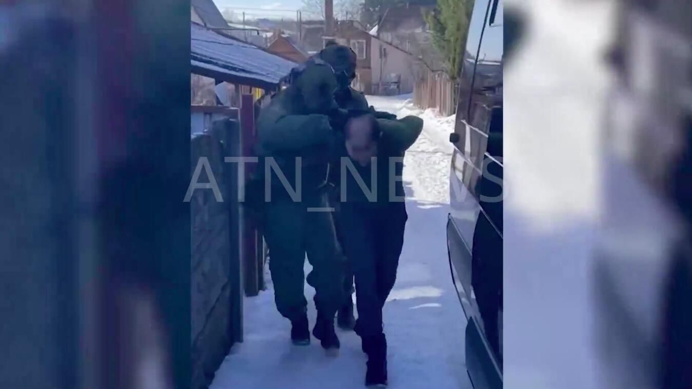Кадр видео задержания пособника СБУ, пытавшегося совершить диверсию в отношении российского самолета ДРЛО А-50 на аэродроме под Минском Кадр видео задержания пособника СБУ, пытавшегося совершить диверсию в отношении российского самолета ДРЛО А-50 на аэродроме под Минском - РИА Новости, 1920, 04.10.2024