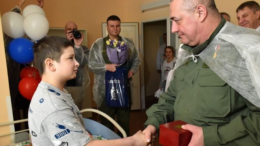 Мальчик Федор, проявивший героизм и самоотверженность во время вооруженного нападения в Брянской области, награжден медалью За доблесть и отвагу Мальчик Федор, проявивший героизм и самоотверженность во время вооруженного нападения в Брянской области, награжден медалью За доблесть и отвагу - РИА Новости, 1920, 15.03.2023