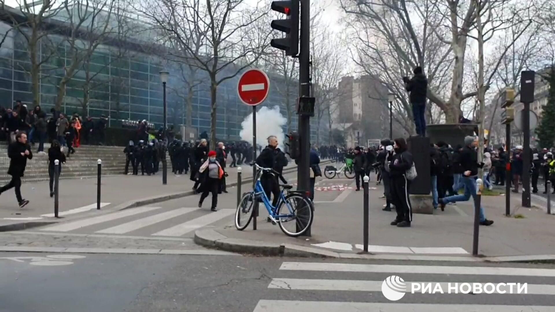 Столкновения с полицией на акции против пенсионной реформы в Париже - РИА Новости, 1920, 07.03.2023