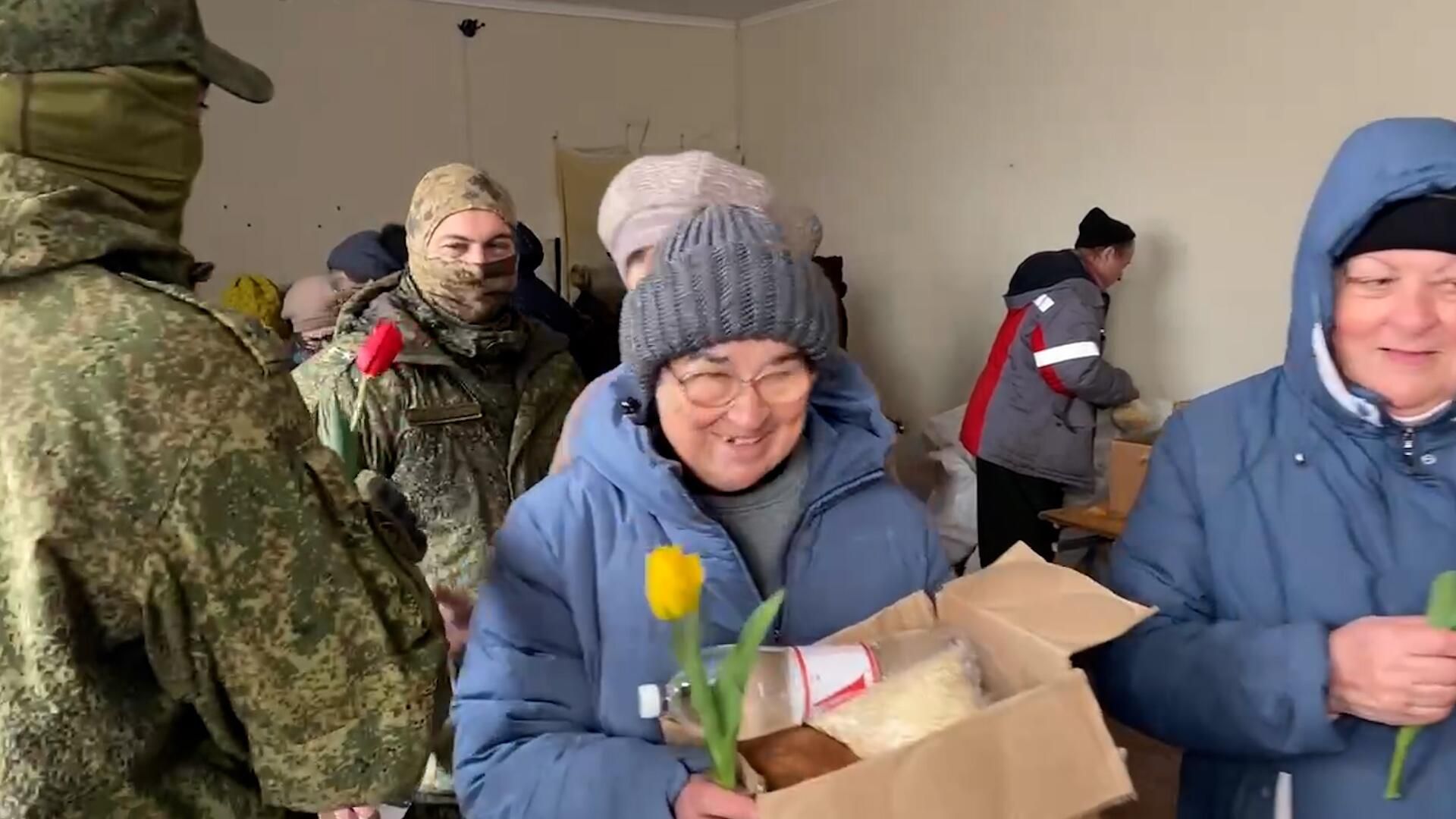 Военнослужащие инженерных войск поздравили женщин Мариуполя с 8 марта Военнослужащие инженерных войск поздравили женщин Мариуполя с 8 марта - РИА Новости, 1920, 08.03.2023