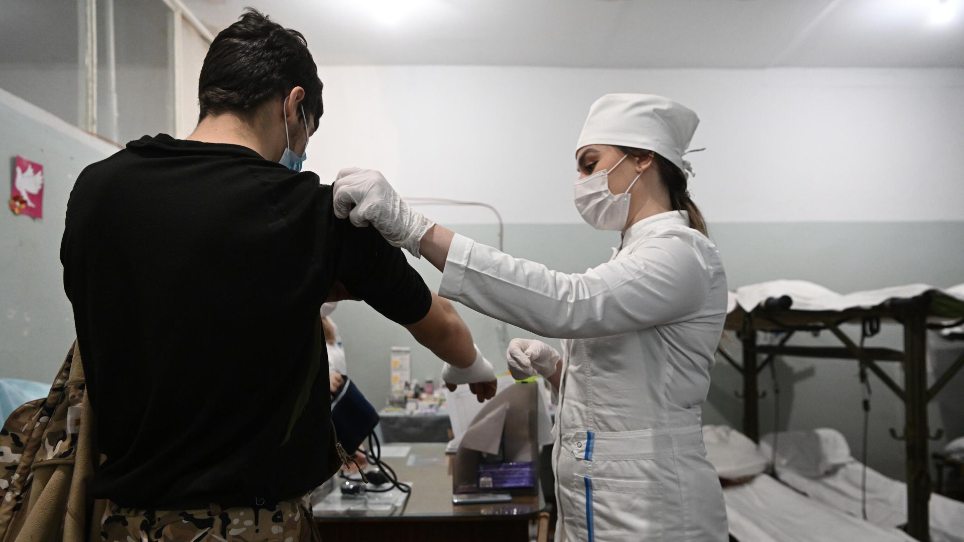 Раненый боец и сотрудница медицинского отряда специального назначения, работающего в зоне СВО Раненый боец и сотрудница медицинского отряда специального назначения, работающего в зоне СВО - РИА Новости, 1920, 02.02.2024
