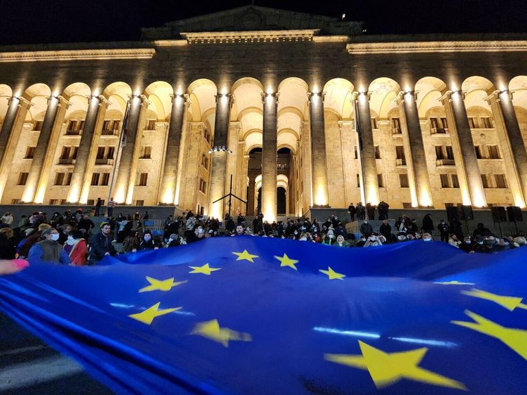 Флаг Евросоюза у здания парламента Грузии в центре Тбилиси Флаг Евросоюза у здания парламента Грузии в центре Тбилиси