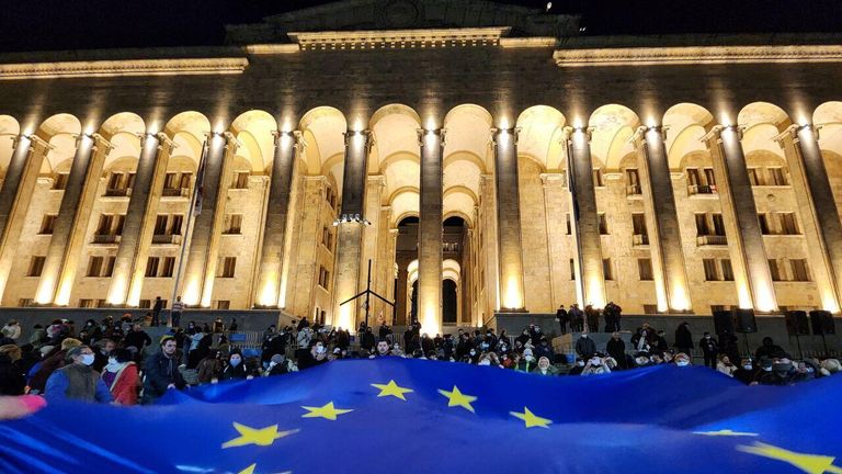 Флаг Евросоюза у здания парламента Грузии в центре Тбилиси Флаг Евросоюза у здания парламента Грузии в центре Тбилиси