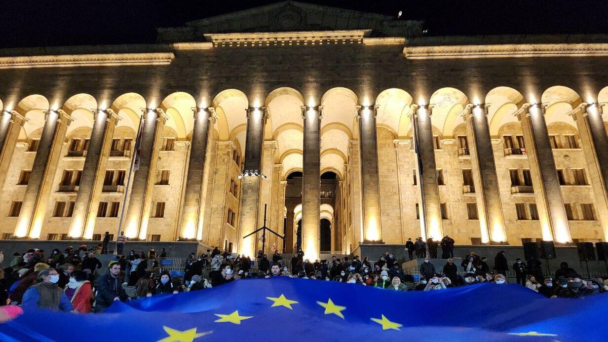 Флаг Евросоюза у здания парламента Грузии в центре Тбилиси Флаг Евросоюза у здания парламента Грузии в центре Тбилиси - РИА Новости, 1920, 21.10.2025