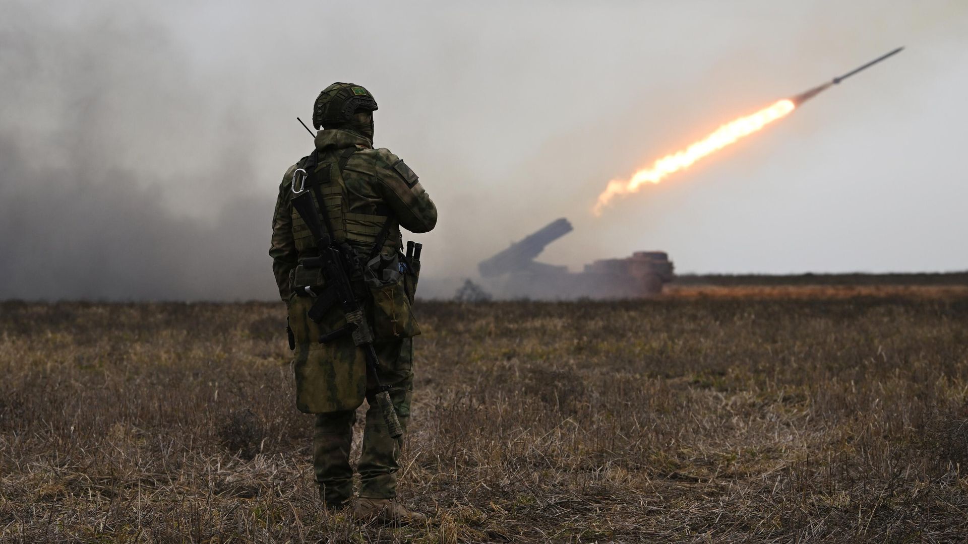 Военнослужащий российского артиллерийского расчета РСЗО в южном секторе СВО - РИА Новости, 1920, 11.03.2023