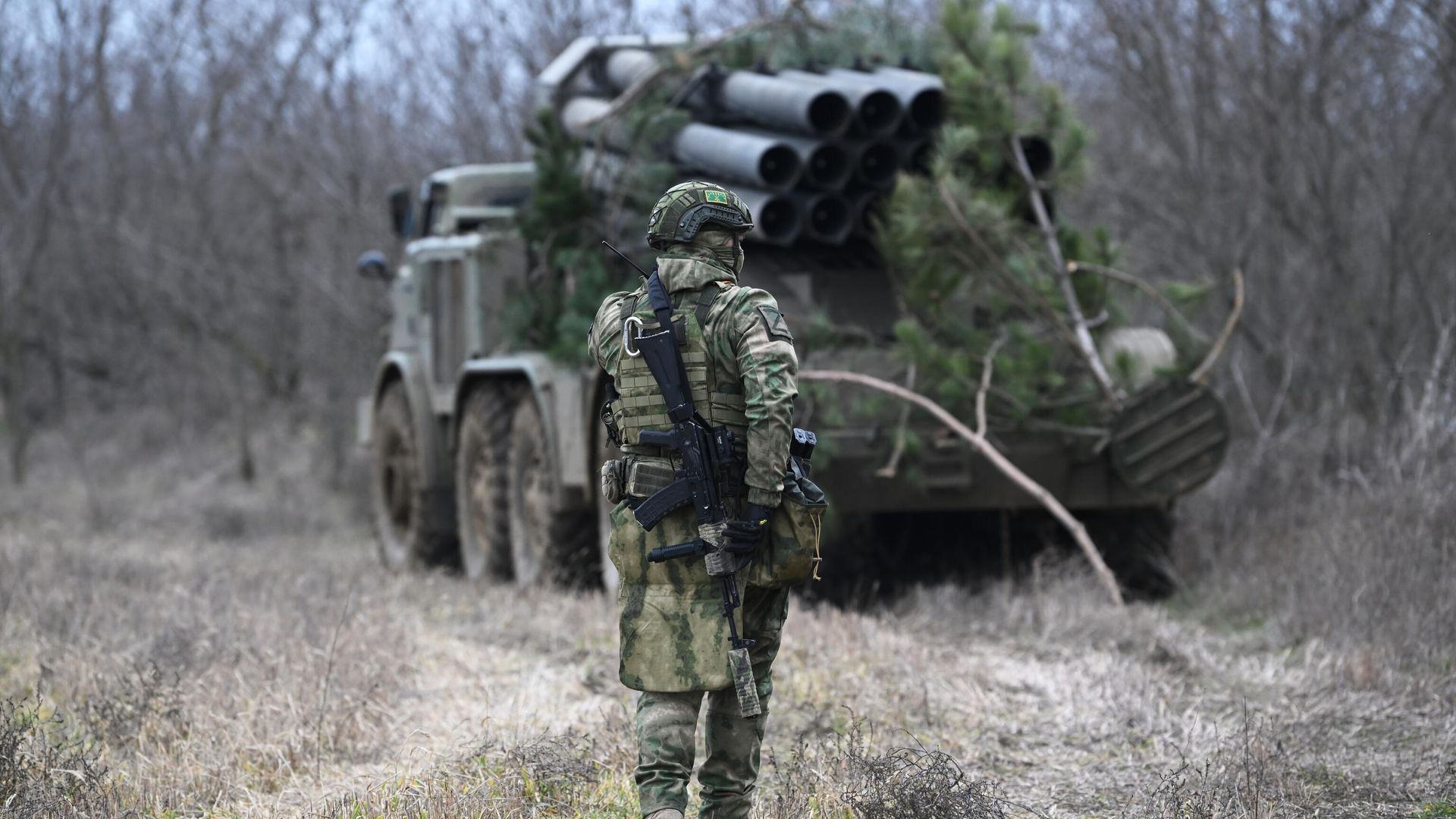 Военнослужащий артиллерийского расчета реактивной системы залпового огня (РСЗО) Ураган Вооруженных сил России работает по позициям ВСУ в южном секторе СВО Военнослужащий артиллерийского расчета реактивной системы залпового огня (РСЗО) Ураган Вооруженных сил России работает по позициям ВСУ в южном секторе СВО - РИА Новости, 1920, 27.12.2023