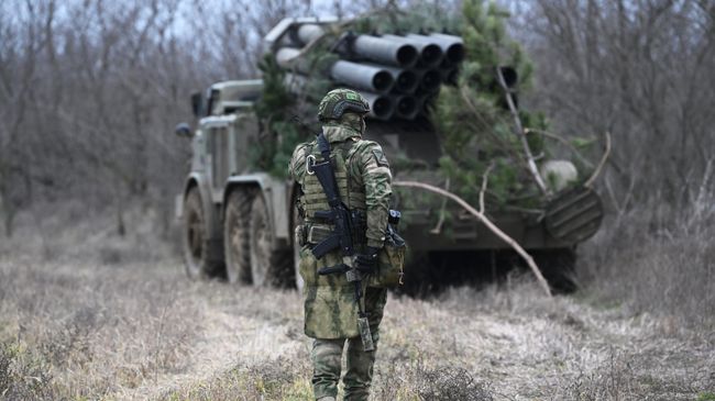 Военнослужащий артиллерийского расчета реактивной системы залпового огня (РСЗО) Ураган Вооруженных сил России работает по позициям ВСУ в южном секторе СВО