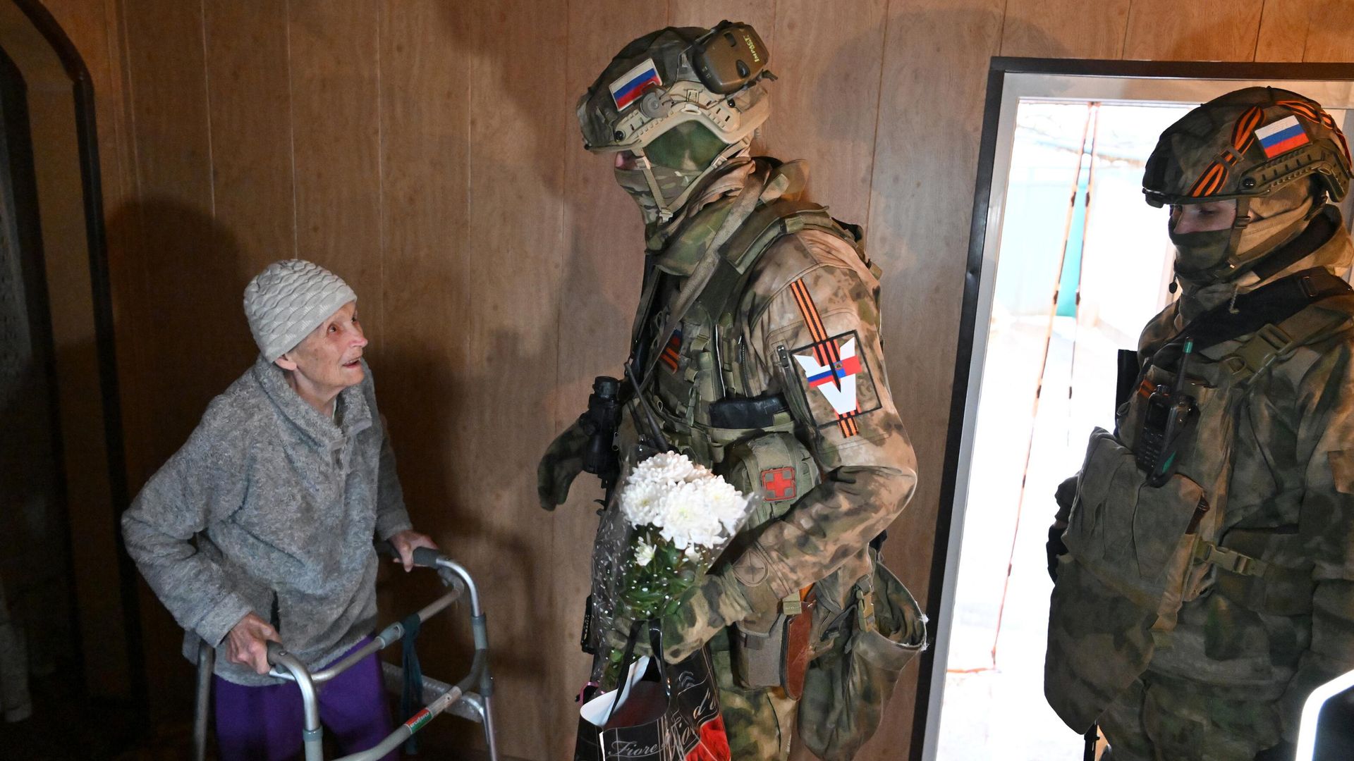 Военнослужащие Росгвардии поздравляют с 8 марта ветерана Великой Отечественной войны Раису Егоровну Чубову в Луганской области Военнослужащие Росгвардии поздравляют с 8 марта ветерана Великой Отечественной войны Раису Егоровну Чубову в Луганской области - РИА Новости, 1920, 08.03.2023