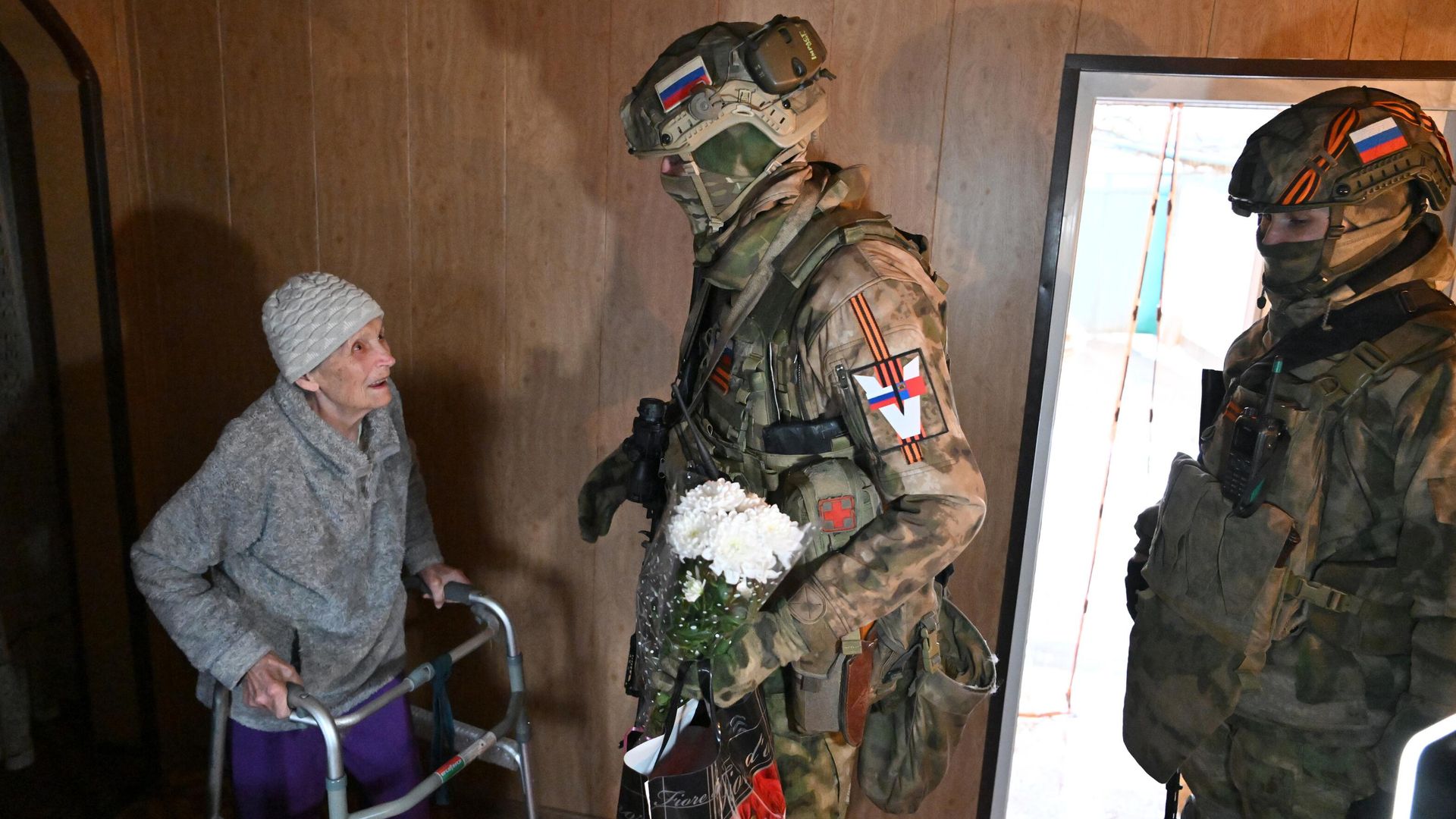 Военнослужащие Росгвардии поздравляют с 8 марта ветерана Великой Отечественной войны Раису Егоровну Чубову в Луганской области Военнослужащие Росгвардии поздравляют с 8 марта ветерана Великой Отечественной войны Раису Егоровну Чубову в Луганской области - РИА Новости, 1920, 08.03.2023