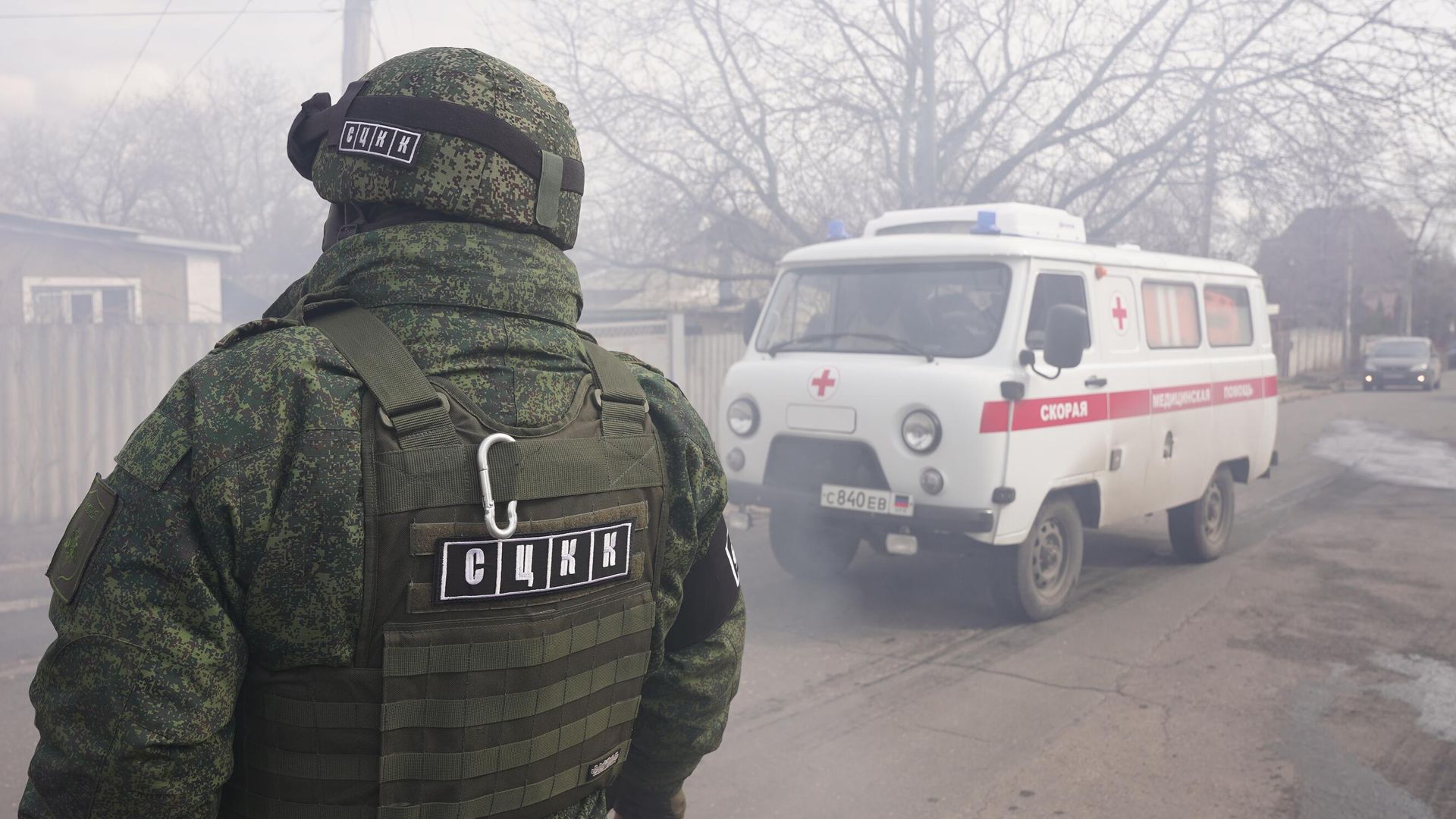 Сотрудник СЦКК Донецкой Народной Республики на месте обстрела Донецка ракетами РСЗО  - РИА Новости, 1920, 19.03.2023
