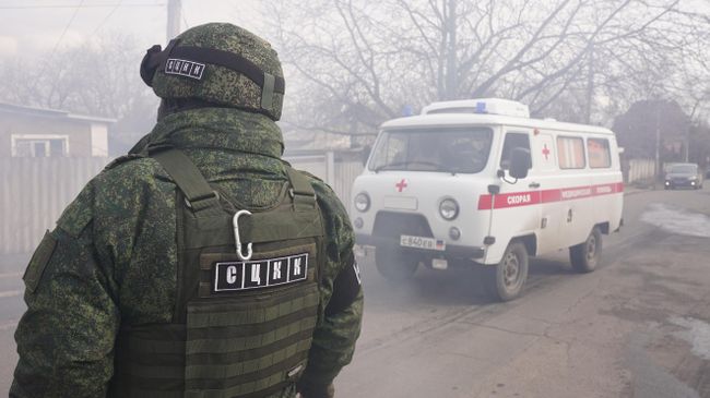Сотрудник СЦКК Донецкой народной республики на месте обстрела  