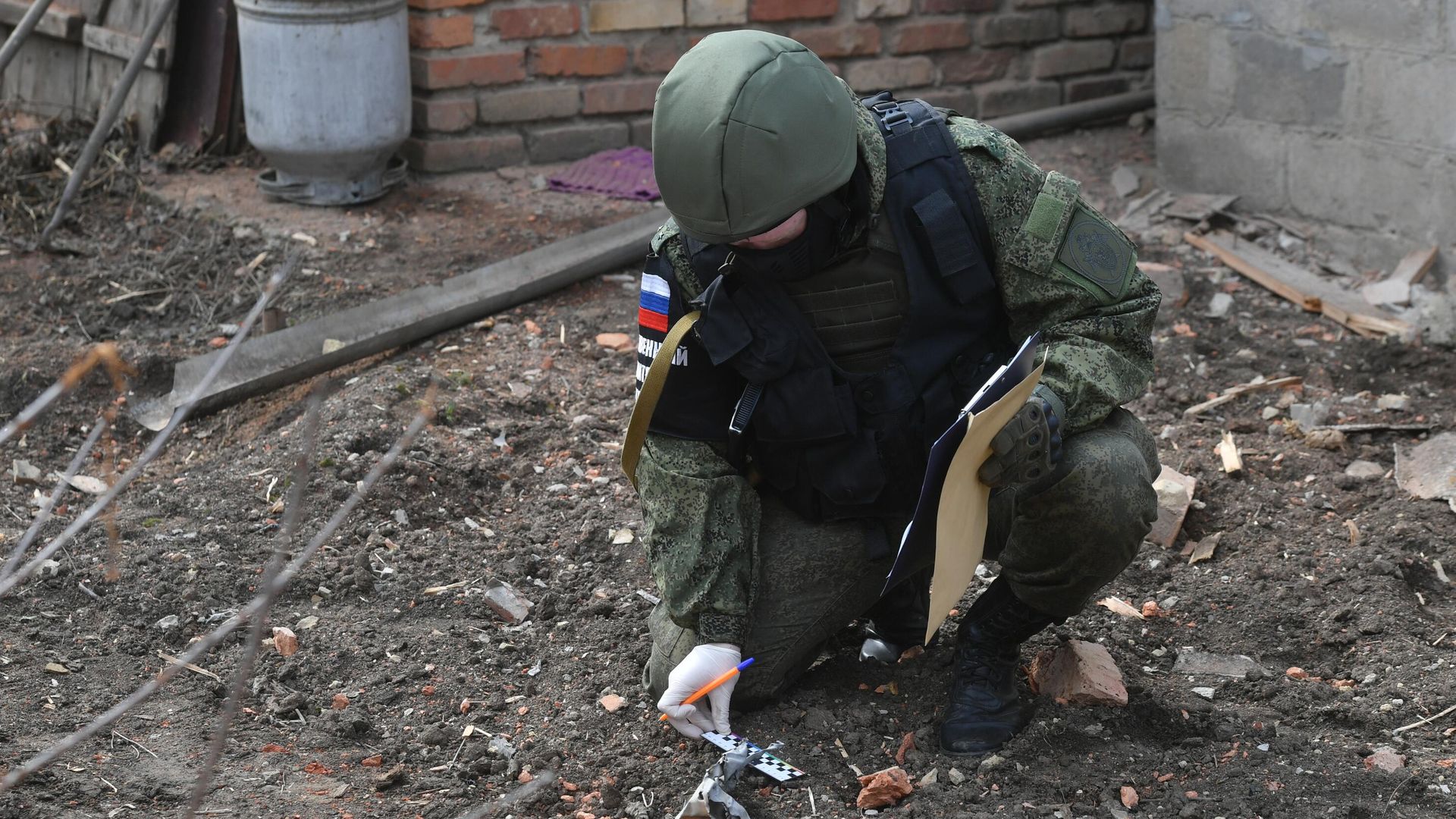 Сотрудник Следственного комитета России фиксирует последствия на месте обстрела ВСУ Сотрудник Следственного комитета России фиксирует последствия на месте обстрела ВСУ - РИА Новости, 1920, 21.04.2023