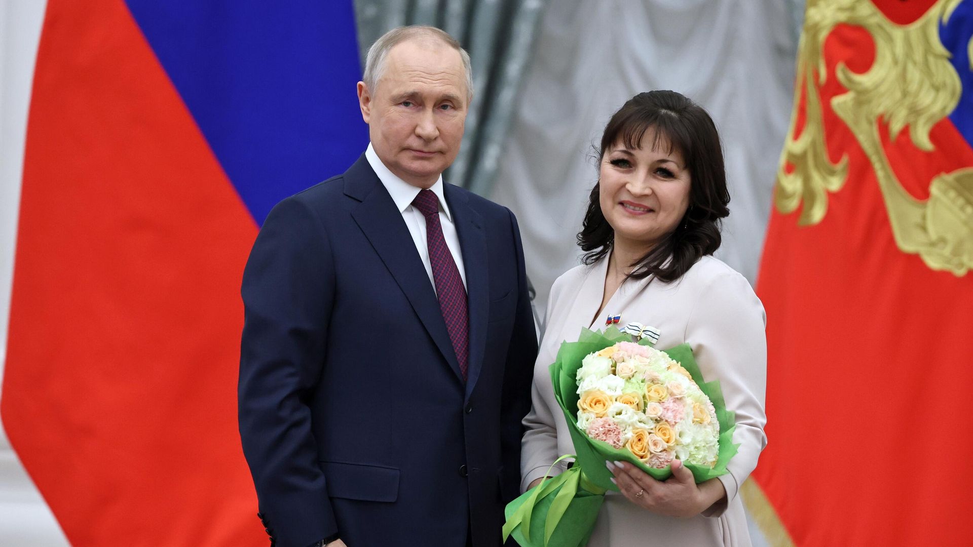 Президент РФ Владимир Путин и заведующая хозяйством отделения социального приюта для детей и подростков в Балтачевском районе Башкирии, мать 13 детей Альбина Хайдаршина - РИА Новости, 1920, 08.03.2023