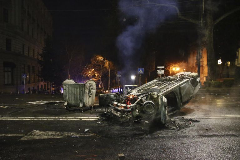 Сгоревший полицейский автомобиль в Тбилиси, Грузия Сгоревший полицейский автомобиль в Тбилиси, Грузия