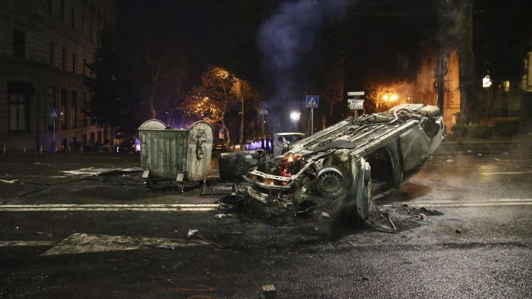 Сгоревший полицейский автомобиль в Тбилиси, Грузия Сгоревший полицейский автомобиль в Тбилиси, Грузия