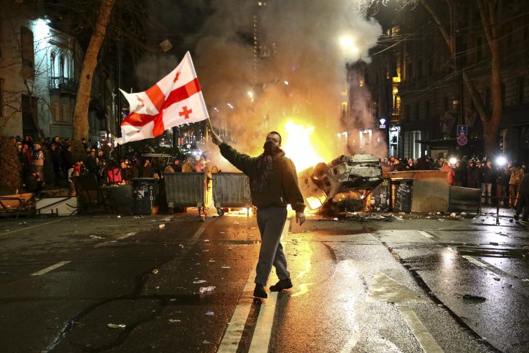 Участник акции протеста у здания парламента Грузии в центре Тбилиси Участник акции протеста у здания парламента Грузии в центре Тбилиси