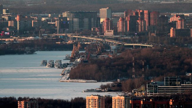 Вид на химкинское водохранилище и Северный речной порт на закате солнца