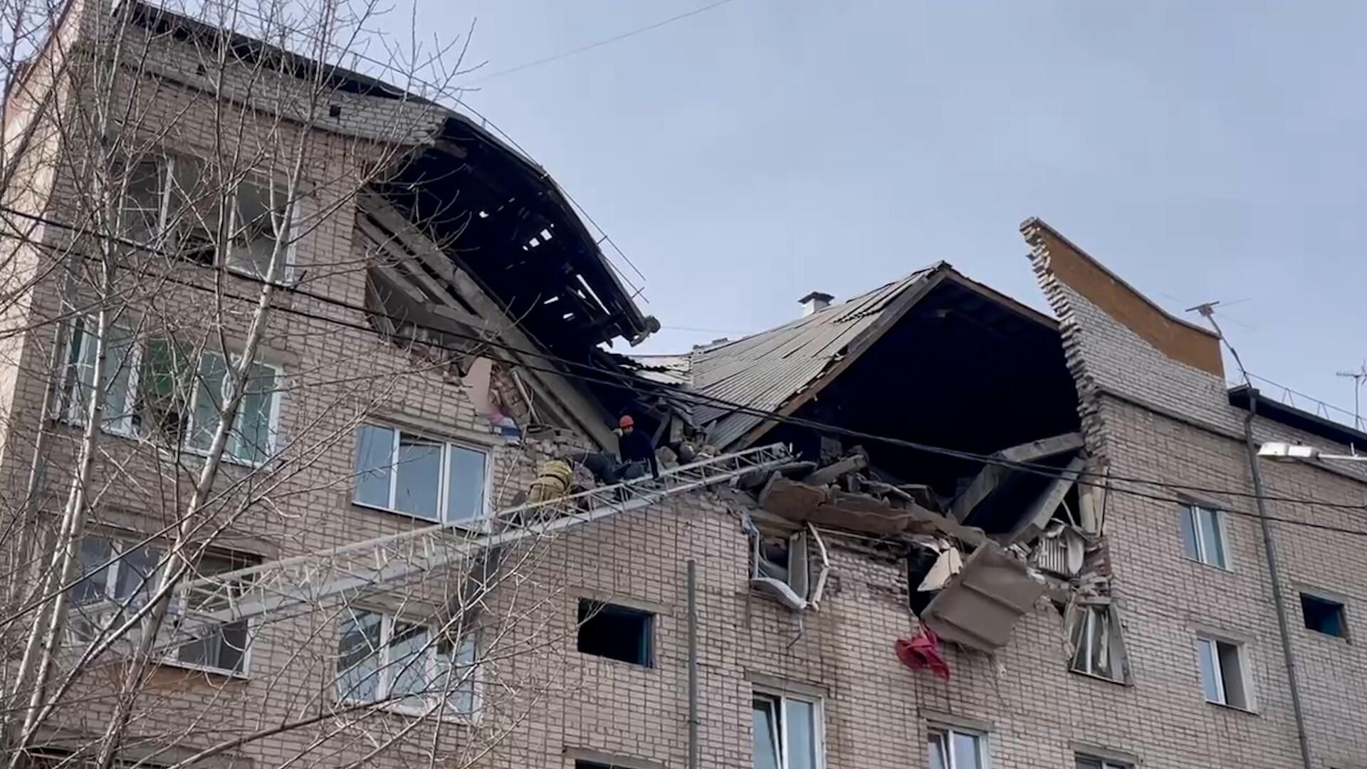 Эвакуация человека из поврежденного взрывом дома Эвакуация человека из поврежденного взрывом дома - РИА Новости, 1920, 09.03.2023