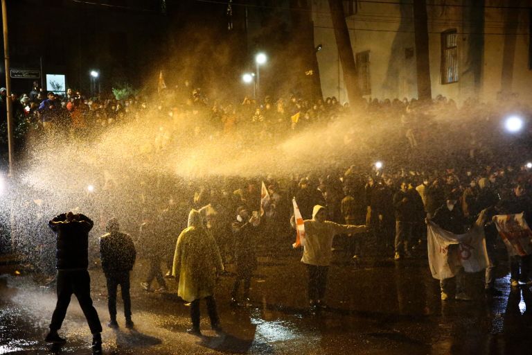 Протест возле здания парламента Грузии в Тбилиси, 8 марта 2023 года Протест возле здания парламента Грузии в Тбилиси, 8 марта 2023 года