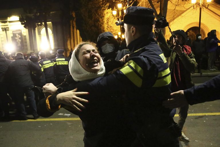 Протест возле здания парламента Грузии в Тбилиси, 8 марта 2023 года Протест возле здания парламента Грузии в Тбилиси, 8 марта 2023 года