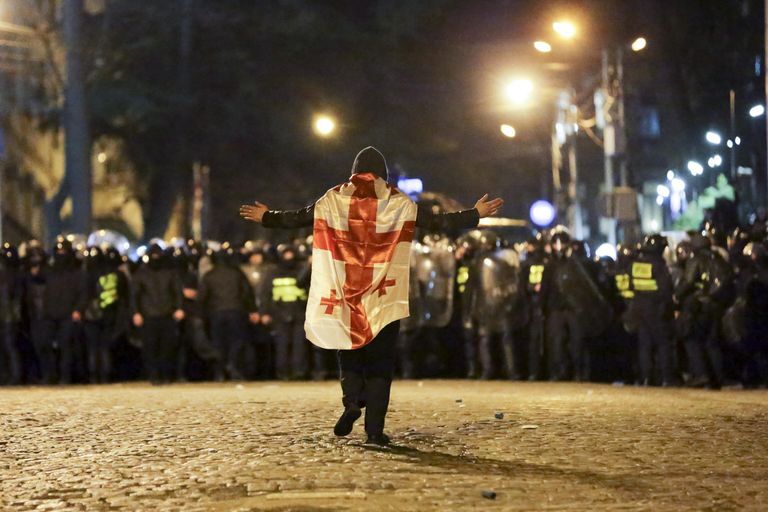Протест возле здания парламента Грузии в Тбилиси, 8 марта 2023 года Протест возле здания парламента Грузии в Тбилиси, 8 марта 2023 года