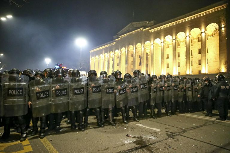 Полиция у здания парламента Грузии в Тбилиси, 8 марта 2023 года Полиция у здания парламента Грузии в Тбилиси, 8 марта 2023 года