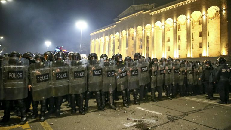 Полиция у здания парламента Грузии в Тбилиси, 8 марта 2023 года Полиция у здания парламента Грузии в Тбилиси, 8 марта 2023 года