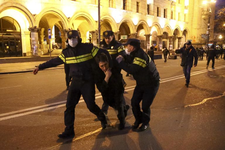Протест возле здания парламента Грузии в Тбилиси, 8 марта 2023 года Протест возле здания парламента Грузии в Тбилиси, 8 марта 2023 года