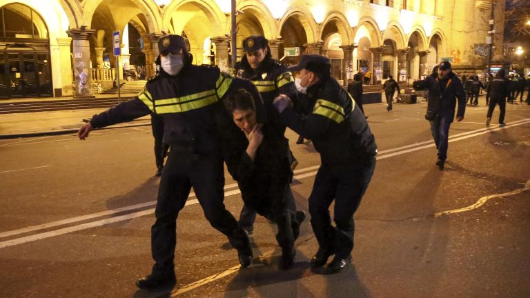 Протест возле здания парламента Грузии в Тбилиси, 8 марта 2023 года Протест возле здания парламента Грузии в Тбилиси, 8 марта 2023 года