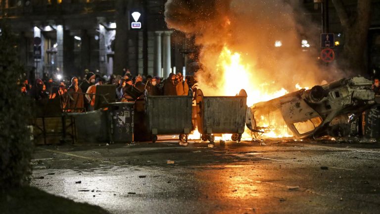 Баррикады у здания парламента Грузии в Тбилиси, 9 марта 2023 года Баррикады у здания парламента Грузии в Тбилиси, 9 марта 2023 года