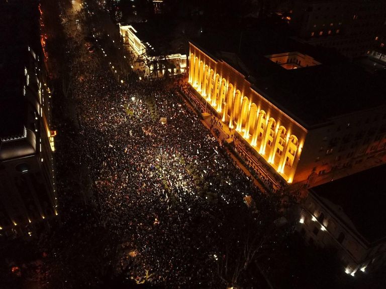 Участники акции протеста у здания парламента Грузии на проспекте Руставели в центре Тбилиси Участники акции протеста у здания парламента Грузии на проспекте Руставели в центре Тбилиси