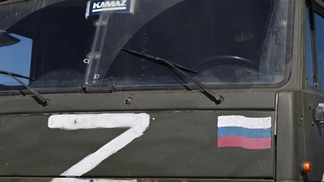 Военнослужащий в кабине военного грузовика в зоне СВО Военнослужащий в кабине военного грузовика в зоне СВО