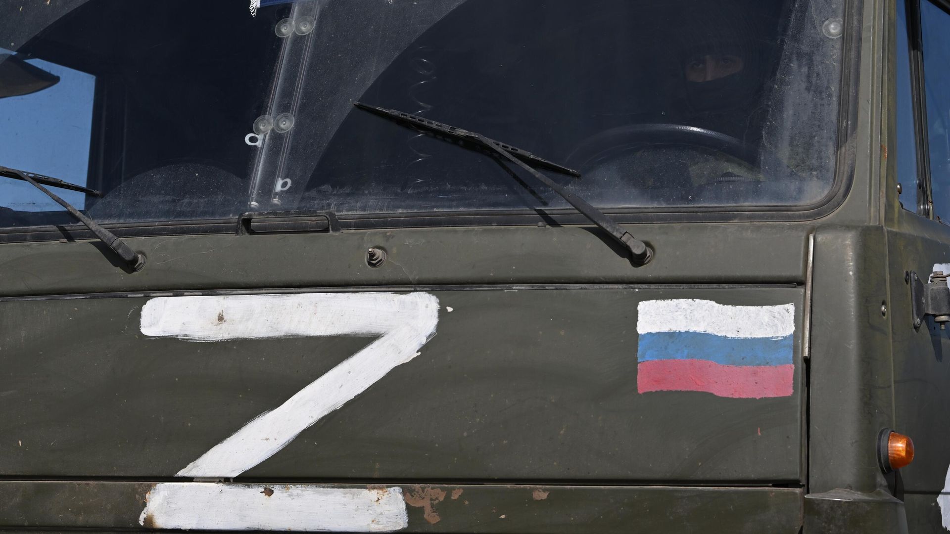 Военнослужащий в кабине военного грузовика в зоне СВО Военнослужащий в кабине военного грузовика в зоне СВО - РИА Новости, 1920, 14.05.2023