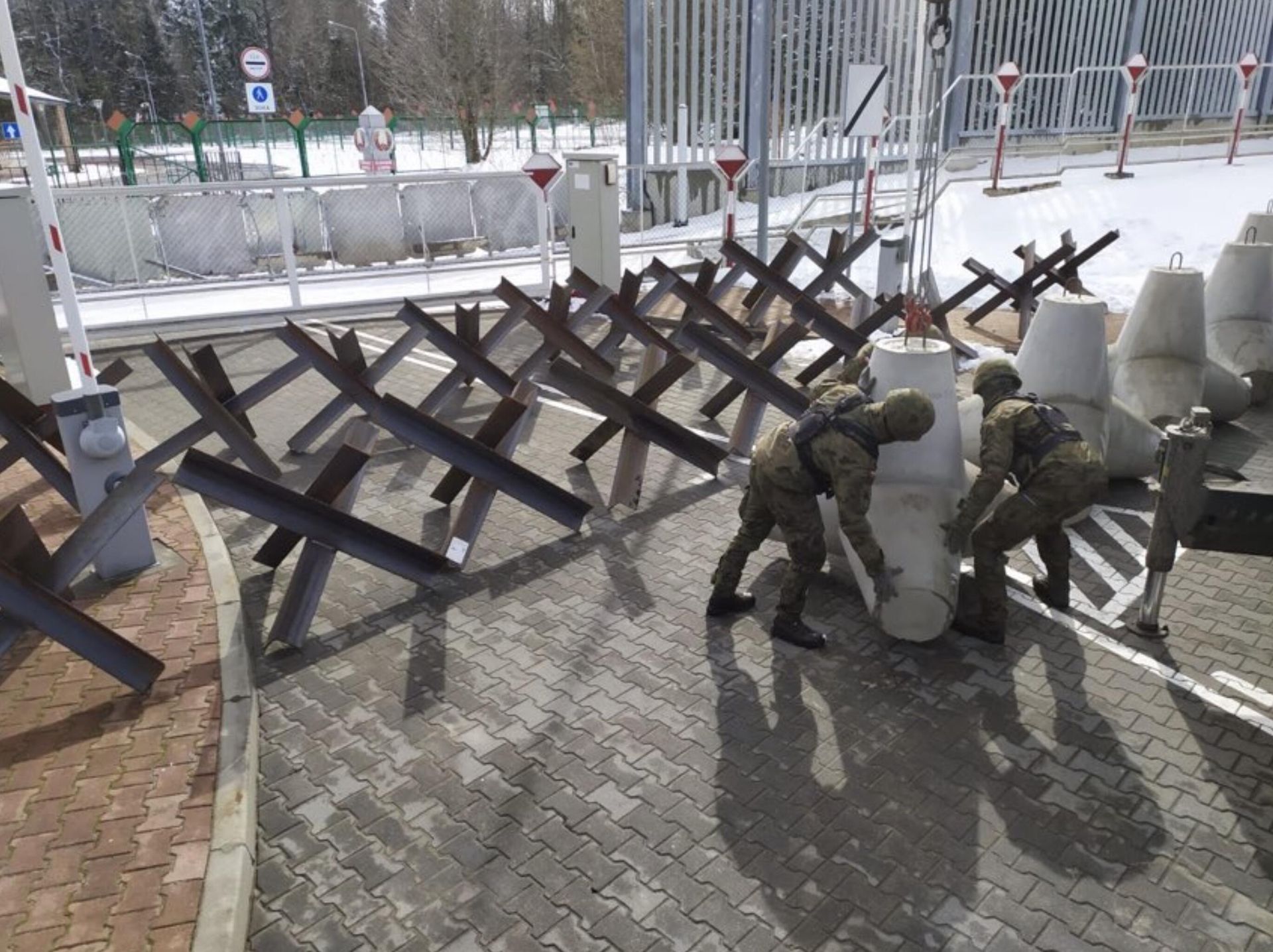 Польские военные расставляют противотанковые ежи на дорогах, ведущих из Белоруссии Польские военные расставляют противотанковые ежи на дорогах, ведущих из Белоруссии - РИА Новости, 1920, 02.06.2023